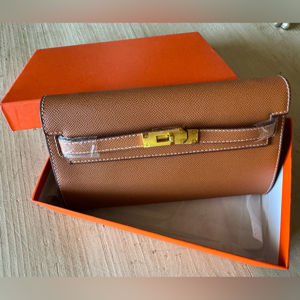 NEW Elegant and versatile Brown clutch or shoulder bag